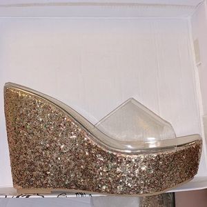 Clear strap wedge